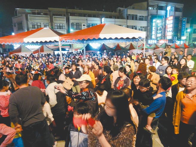 台南市新化年货大街每年都吸引大批人潮，摩肩接踵採买年货。（本报资料照片）