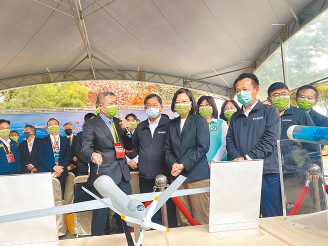 蔡英文总统（中）南下嘉义视察中科院在民雄的航太基地。（张亦惠摄）