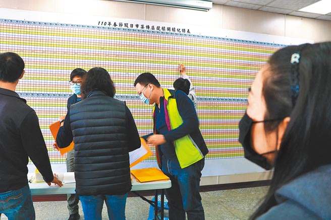 「潮州春节市集」22日宣布停办，这是创办近30年来首次停办，镇公所将全额退费给摊商。（谢佳潾摄）