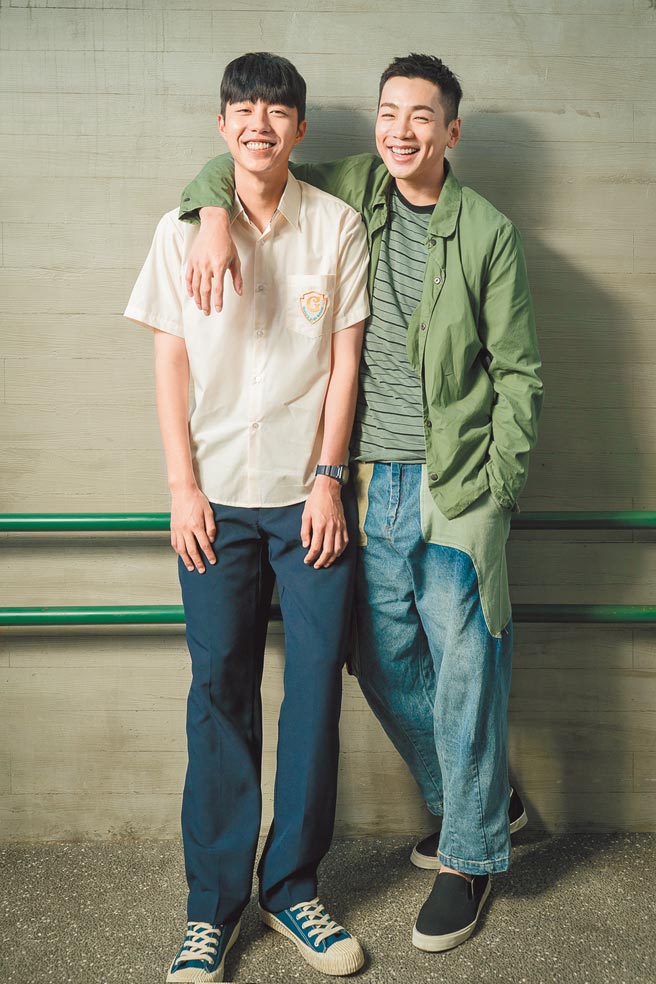 蔡凡熙（左）和同门的禾浩辰首度合拍影集。（羚邦集团提供）