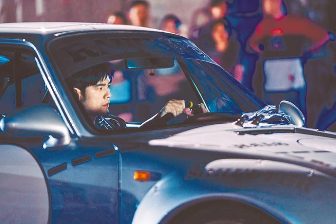 周杰伦除了监制外，也在片中化身「山道车神」帅气出场。（创映电影、量能影业提供）