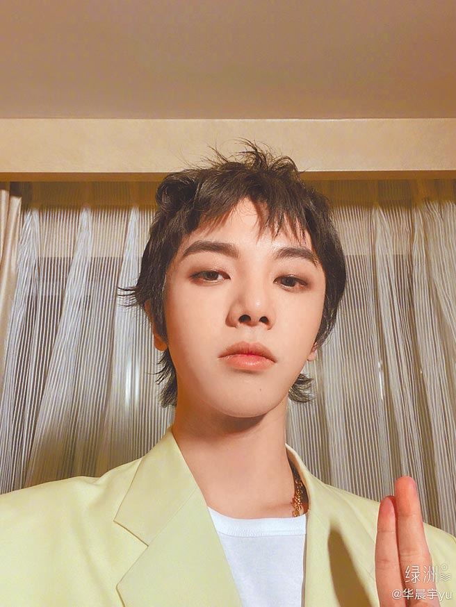 华晨宇（见图）昨惊传和张碧晨未婚生女。（摘自微博）