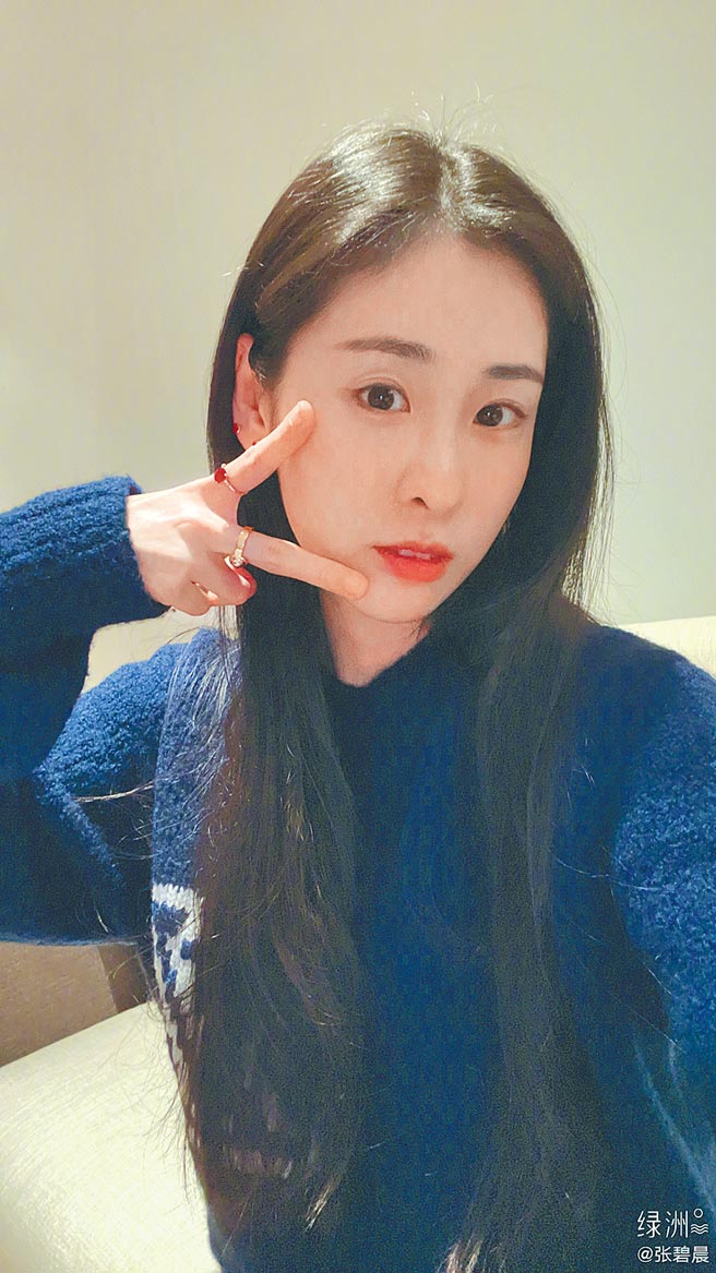 华晨宇昨惊传和张碧晨（见图）未婚生女。（摘自微博）