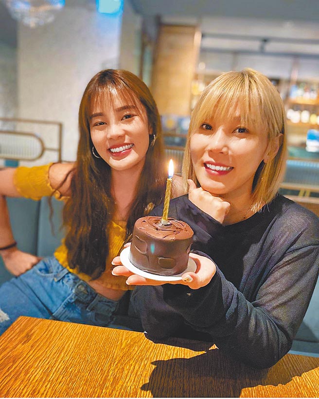 李佳薇（右）和妹妹李佳欢感情非常好。（翻摄李佳薇IG）