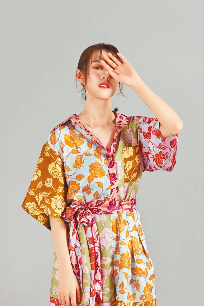 邱偲琹笑夸衣服舒适的像睡衣一样，Zimmermann by ART HAUS Lovestruck丝质衬衫、丝质短裤皆1万6980元。（石智中摄）