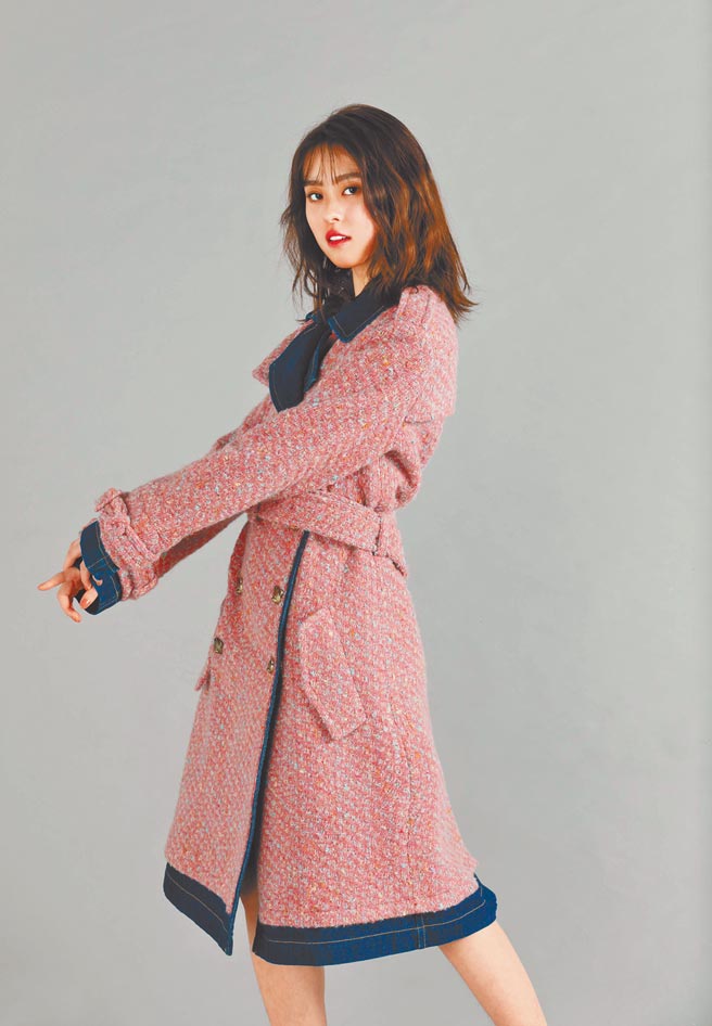 邱偲琹对平面拍摄感到紧张，却很快上手，展现出淑女风范，Moschino復古毛尼大衣外套10万9800元。（石智中摄）