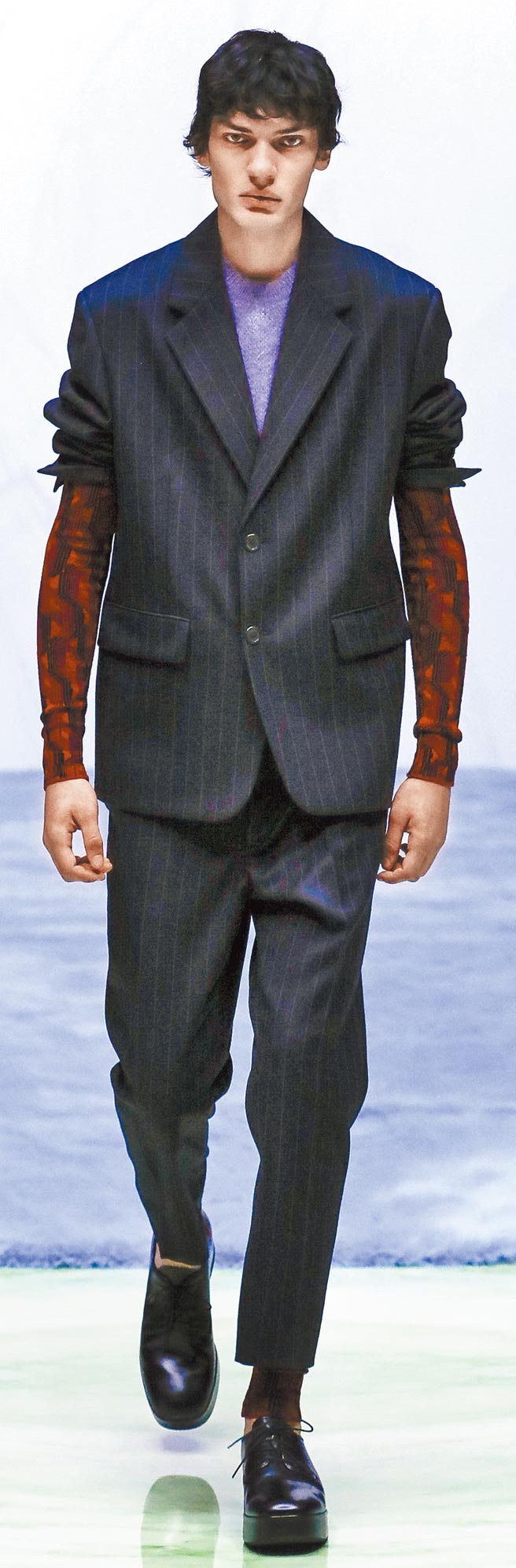 卷至上臂的袖口设计，相当有Raf Simons味。（Prada提供）