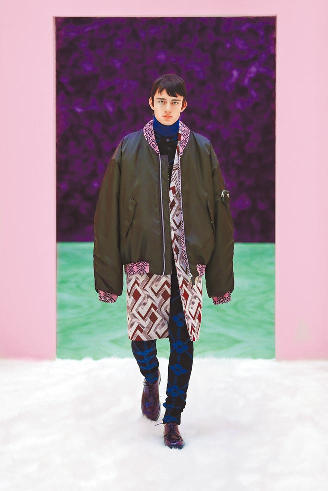 秋冬服装呈现出纤细、骨感的效果，另一方面以飞行员夹克的超长袖子和大落肩设计打造反差。（Prada提供）