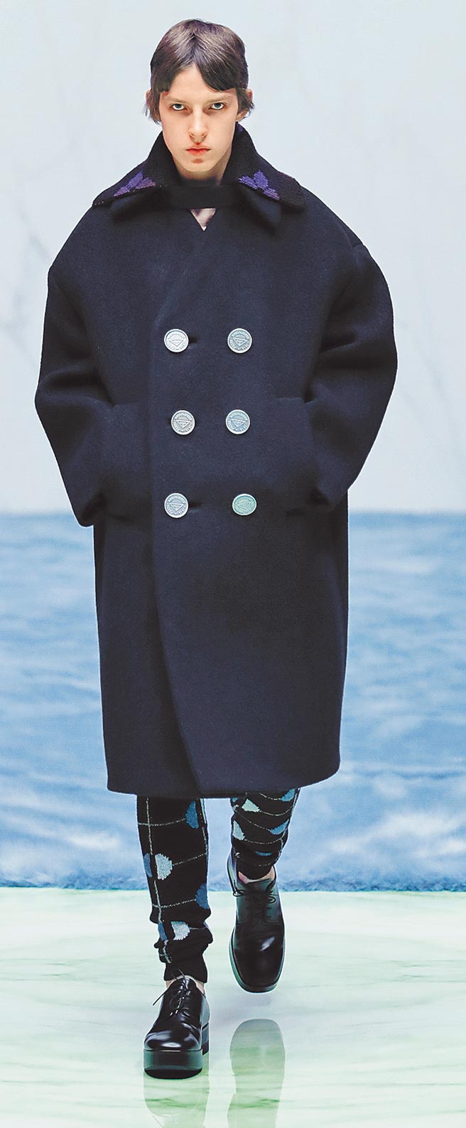 无肩线、强调人与服装的亲密接触，也是呼应后疫情与严冬时刻的一种想法。（Prada提供）