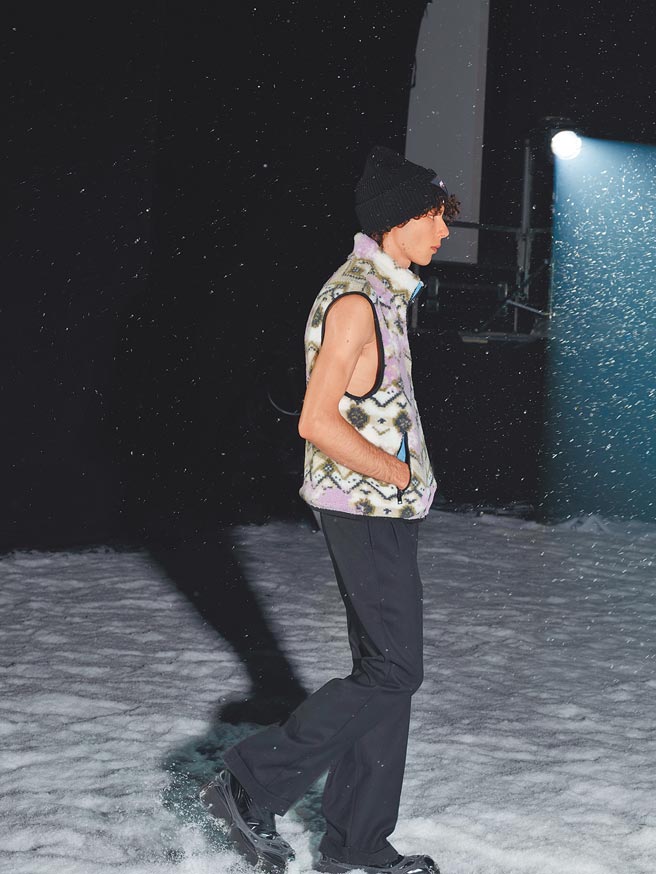 以反差的毛衣背心搭配白雪纷飞的MSGM秋冬主题，相当引人注目。（MSGM提供）