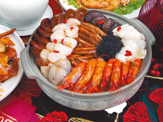 盆菜是台灣少見的廣式新年經典菜，「牛轉乾坤聚寶盆」湯頭濃郁充滿海味。（大倉久和提供）