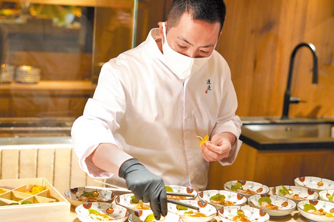 「渡邉」料理长渡邉信介厨艺精湛。（何书青摄）