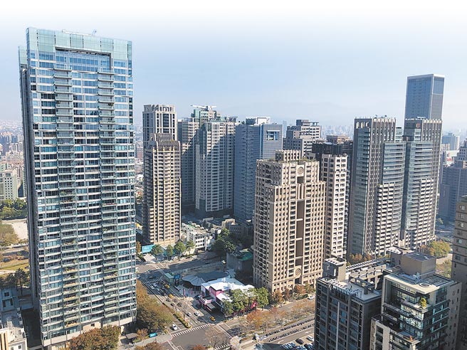 台中捷运绿线预计于2月初完成零件更换，通车时程明朗化，建商在沿线重划区抢地推案。（图／黄绣凤）