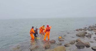 海釣遇漲潮 2人獲救