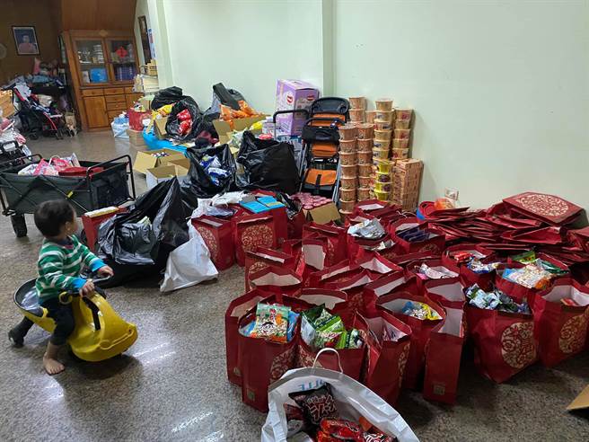 原PO砸5万多台币买了280个全家福袋，成果让网友直呼超狂。(图／全家夯什么)