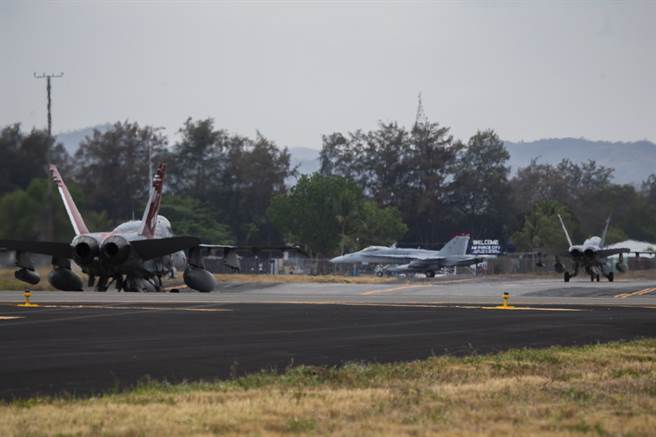 庄嘉颖认为，光是铁路对美军影响有限；但若美方有意扩张区域军事存在，则须观察《美菲联防条约》与《美菲军队访问协定》是否受影响。图为美陆战队战机，因美菲肩并肩联演而进驻该克拉克空军基地。(图/DVIDS)