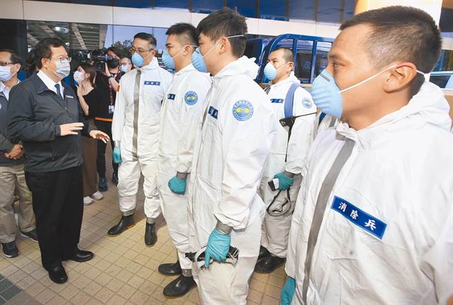 民进党指控蓝营县市「避桃令」是抵制桃园，包括国防部及各县市首长昨都出来表明，与桃园人站一起。桃园市长郑文灿（左）说，台湾只有一个，盼共同抗疫。图为郑文灿21日为支援的陆军化学兵加油打气。（本报资料照片）