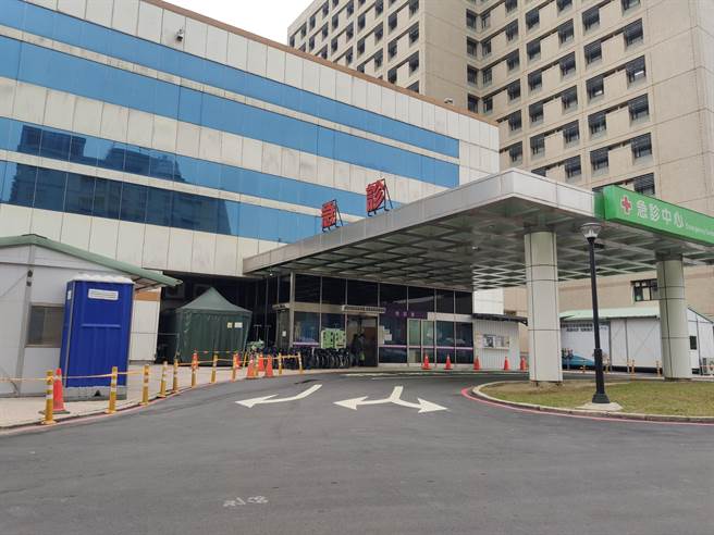 部立桃園醫院醫師案838確診新冠後，後續引發群聚，桃醫也啟動關懷小組，關心染疫醫護。（賴佑維攝）