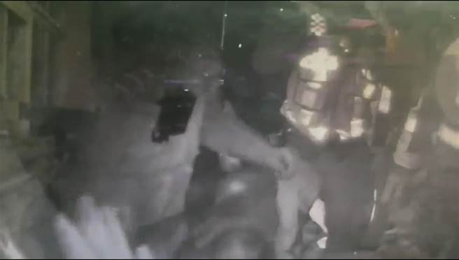 警方于现场使用辣椒水压制管束两人行动后，带返所实施保护管束。（警方提供／陈世宗台中传真）