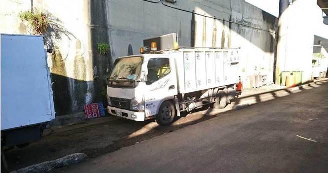 环保局清洁队公馆分队分队长吴化懿被指出曾指示同仁开资收车接送她，却没有任何惩处。（图／读者提供）