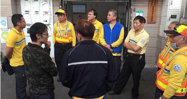 环保局清洁队公馆分队分队长吴化懿因不满市民工晚到，曾扬言要是民工「知道自己的身份就注意一点。」（图／读者提供）