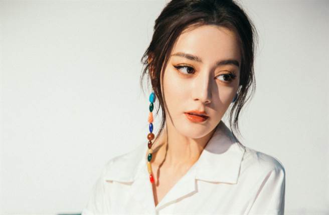 大陆女星迪丽热巴靠着混血感深邃五官及168cm姣好身材，与同样拥有高顏值的古力娜扎、麦迪娜、佟丽娅一起受封「新疆4美」。（图／摘自微博@嘉行迪丽热巴工作室  ）