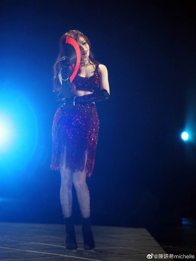 陳妍希身穿低胸中空裝火辣熱舞，衣服和裙子的流蘇設計，讓她舉手投足魅力爆表。（圖／取材自陳妍希微博）