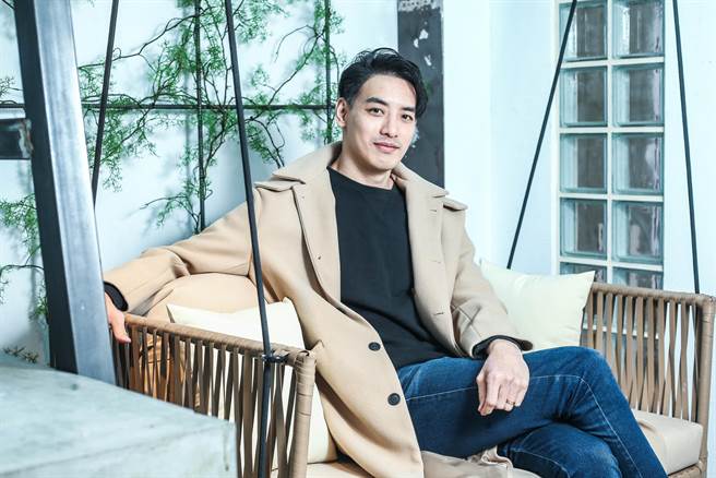 黄立在他开的餐酒馆接受专访。（粘耿豪摄）