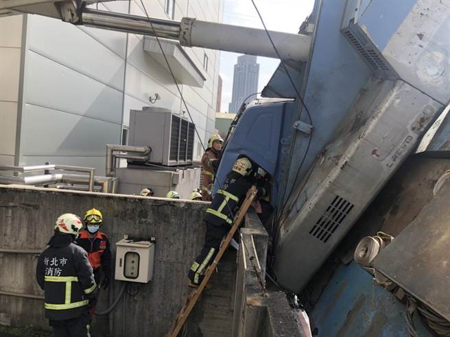 洗窗吊车不明原因翻覆　洗窗工人坠落、吊车司机受伤送医（戴上容翻摄）