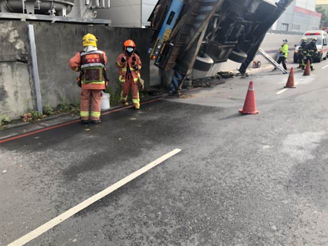 洗窗吊车不明原因翻覆　洗窗工人坠落、吊车司机受伤送医（戴上容翻摄）