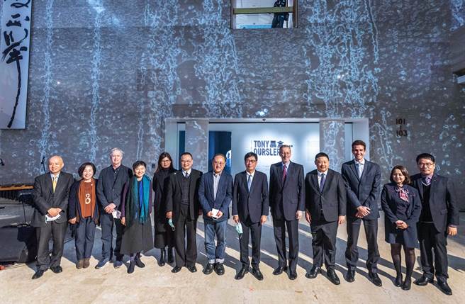 高雄市立美术馆22日晚间重新开馆，市长陈其迈、文化部政务次长萧宗煌、美国在台协会处长郦英杰等人均到场祝贺。（高雄市立美术馆提供／袁庭尧高雄传真）