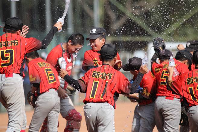 新北市大丰国小摘下富邦杯少棒软式组冠军。（中华棒协提供）