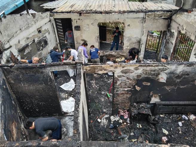 24日约50名民眾协助林姓女屋打扫房屋。（翻摄照片／陈彩玲基隆传真）