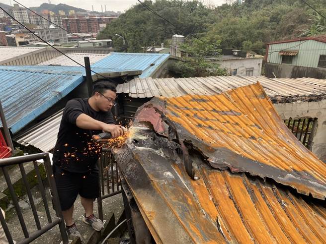 24日约50名民眾协助林姓女屋打扫房屋。（翻摄照片／陈彩玲基隆传真）