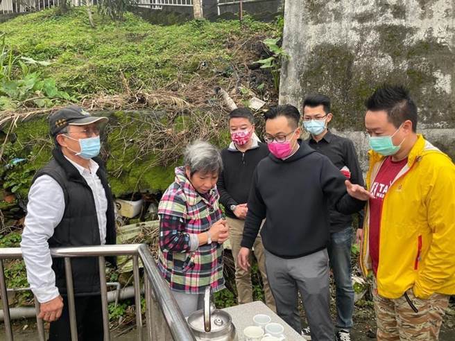 市议员童子玮立即号召民间团体支援。（翻摄照片／陈彩玲基隆传真）