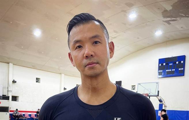 黑人主持《我爱黑涩会》玩笑开太大，导致整玉兔的片段不能播。（图／FB@黑人）