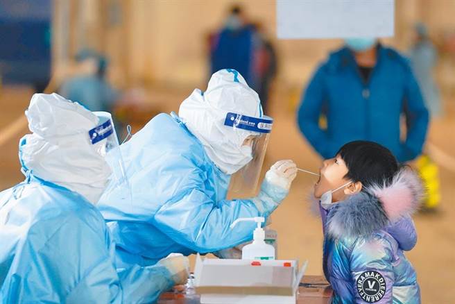 北京疫情持续扩大，出现医院拒收中高风险区病人情况。图为1月20日北京大兴区全员核酸检测。（新华社）