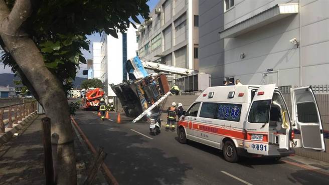 疑操作不当吊车翻覆，洗窗作业员从6楼高处坠落。（戴上容翻摄）