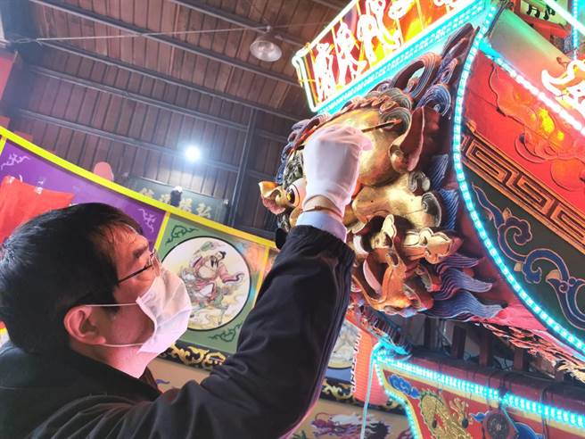 台南市长黄伟哲为王船开光。（曹婷婷摄）