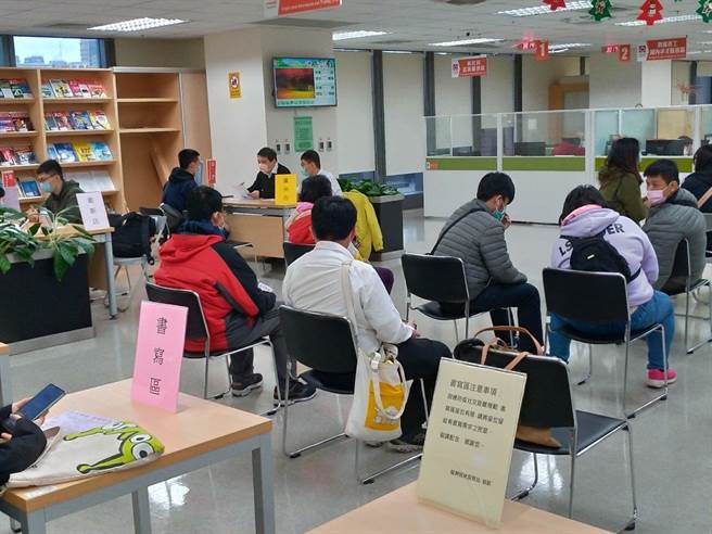 就服处即将在27日和28日举办的徵才活动，业者数减少2成，降为5成左右，显见疫情对餐饮观光市场造成衝击。（北市劳动局提供／游念育台北传真）