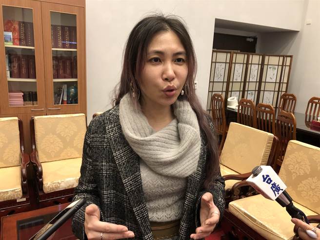 市议员赖佳微痛批说，警政署近日公告109年度全台A1类车祸死亡人数年度统计，台中市全年竟是六都最高。（陈世宗摄）