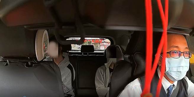 计程车司机遇到乘客搭霸王车上网po文记得戴口罩。(翻摄照片／吕筱蝉桃园传真)