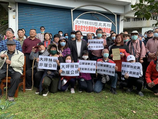 大坪林圳开圳后人今聚集水圳起点，要求为引水石硿正名。（王扬杰摄）