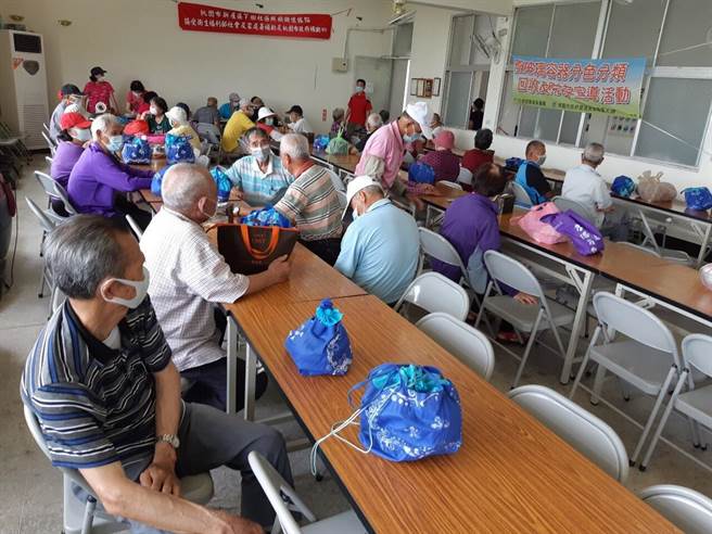 疫情持续升温，桃园市社会局表示，为避免群聚感染，桃园市关怀据点暨巷弄长照站361个24日起全面暂停。（桃园市社会局提供／赖佑维桃园传真）