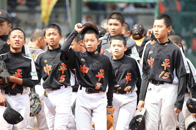中平国小以11比0扣倒文昌国小，夺下富邦杯少棒季军。（中华棒协提供）