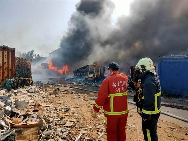 金门料罗村任伯资源回收场今天下午突然起火，火势一发不可收拾。（民眾提供）