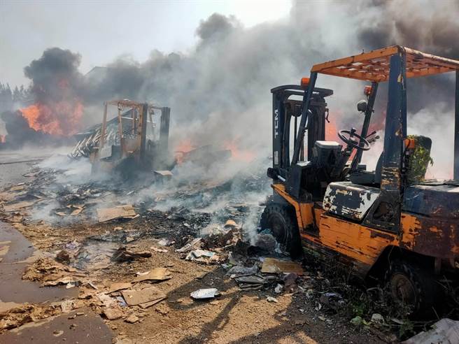 现场已有2辆推土机遭到波及，冲天浓烟在几公里外的新市也可一见。（民眾提供）