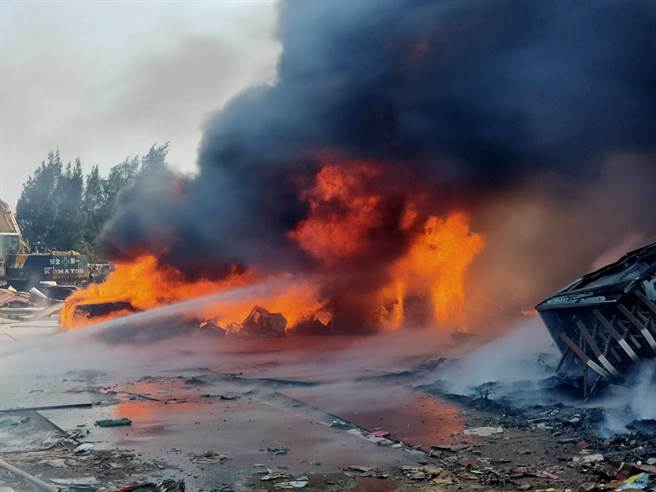 现场火势猛烈，县消防局紧急出动10车27人灌救中。（民眾提供）