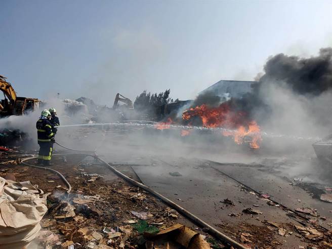 现场火势猛烈，县消防局紧急出动10车27人灌救中。（民眾提供）