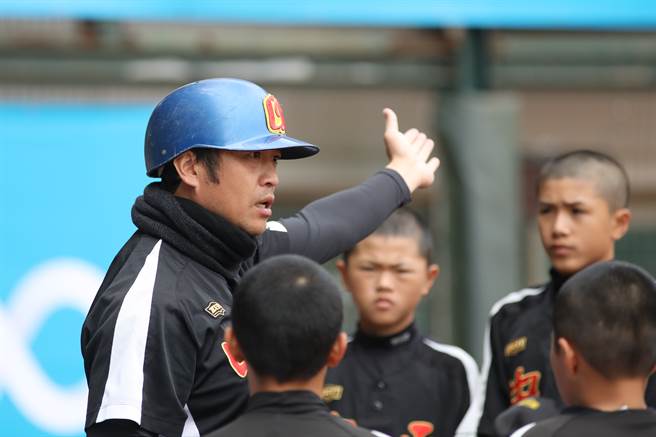中平国小总教练李国强（左）。（中华棒协提供）